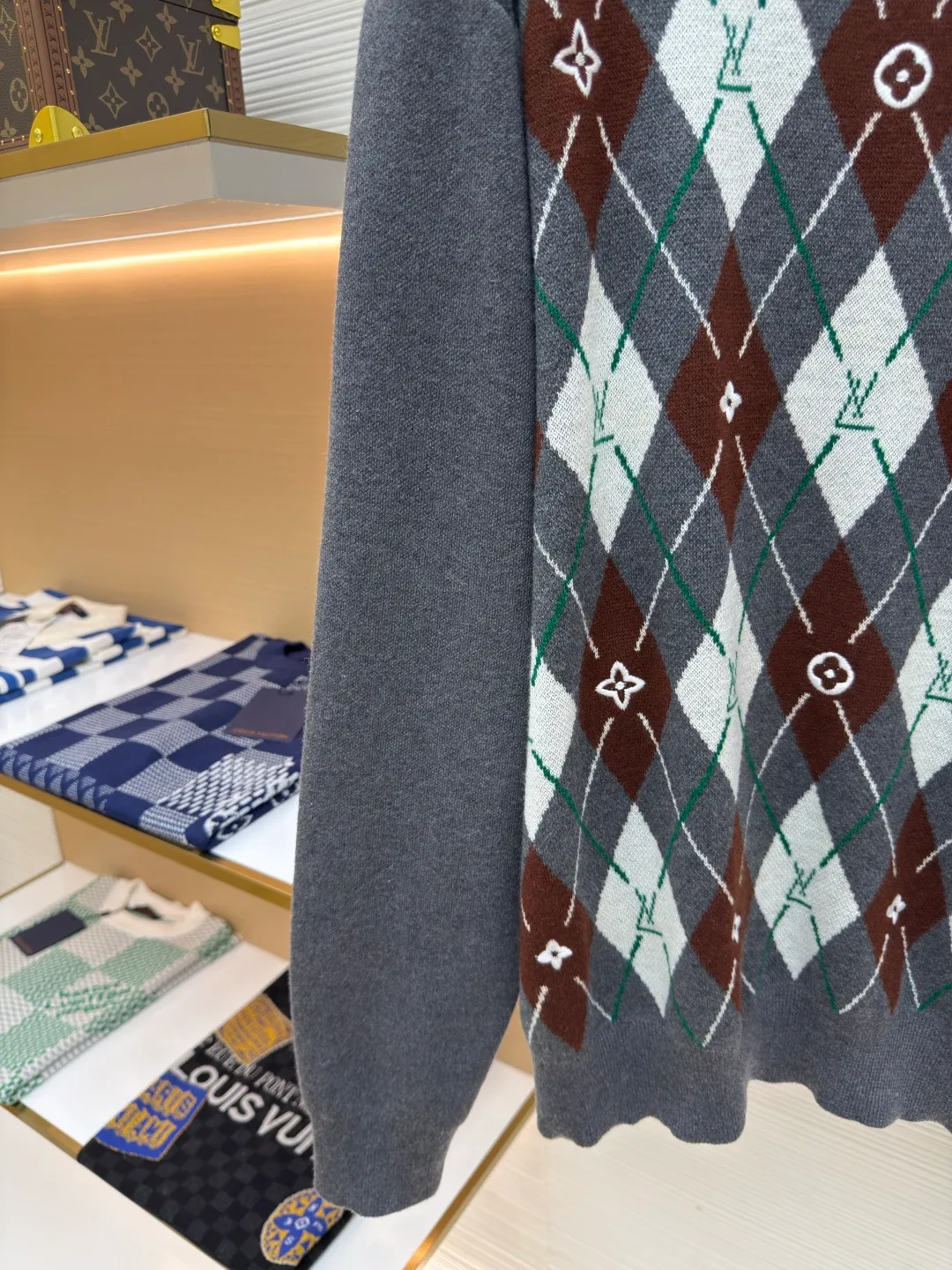 LOUIS VUITTON diamond check crew neck sweater ●Item number: 1680039-B10 ●Fabric: wool fabric ●Technology: knitting ●Version: fitted version ●Weight: about 690 grams ●Size: XS-S-M-L ●Description: The wool material is made of 48/2 fine count 50% Basulan worsted wool yarn, and is woven with a 3-color jacquard technique on a 14-gauge wool loom imported from Germany. The pattern is purely hand-drawn. It takes 290 minutes for a single piece. The fabric piece needs to be stitched and then dismantled and embroidered by hand. The embroidery uses a high-speed embroidery machine for positioning embroidery. The back is spliced with turtle back with Hassel thread, and it is customized with three-label washing. The overall wiring is straight and delicate, the fabric is comfortable and soft, and the color is consistent without color difference. It can be matched with the same style to create a fashionable look and control various occasions. Customized accessories, complete with three standards, same style for men and women!